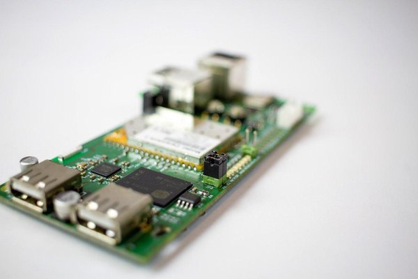 Basisstationsplatine mit zwei USB-Buchsen, Netzwerkanschlüssen und aufgelötetem Funkmodul