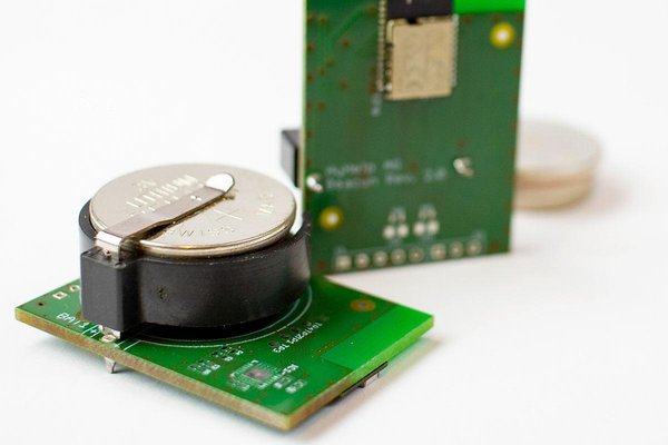 Kleine Platine mit Knopfzelle im Halter, dahinter eine weitere Platine mit Funkmodul