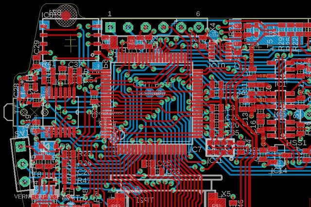 Leiterplattenlayout: dicht geführte Leiterzüge und Bauteile auf zwei Lagen