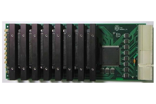 Verstärkerkarte SMD8CL: Steckkarte mit acht schwarzen Kühlkörpern nebeneinander, rechts FPGA und Backplane-Steckverbinder